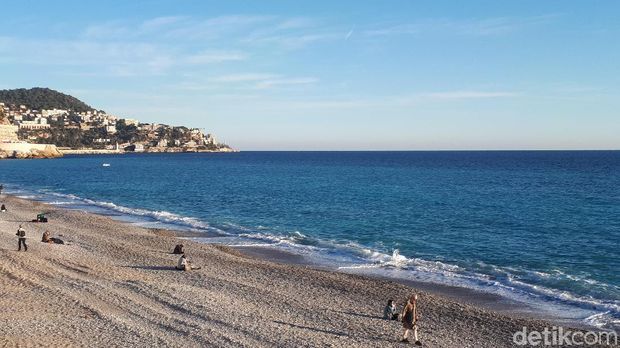 Laut Mediterania yang biru cantik terlihat dari Nice (Afif Farhan/detikTravel)