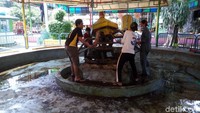 Petugas mencopoti wahana yang ada di THR Sriwedari.