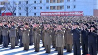 Sebagian menggunakan seragam militer (Foto: Dok. KCNA via Reuters)
