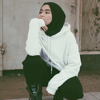 Wanita 20 tahun itu tampil simpel dan sporty menggunakan celana hitam pekat dan sweater putih polos. Gaya jilbabnya juga dibuat praktis mengenakan kerudung tanpa corak. Foto: Dok. Instagram @siviazizah