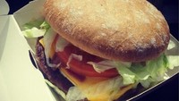 Beef à la Rus merupakan menu McDonalds di Rusia. Terbuat daw brown bread Rusia sebagai rotinya. Kini burger ini mash ada dalam menu. Foto: Istimewa
