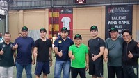Sehat sekali, Tommy menghabiskan waktu bersama teman-temannya dengan cara bermain futsal bersama. Foto: Instagram @tommykurniawan