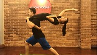 Yoga sangat bagus menjaga imunitas tubuh. Makanya aku suka banget olahraga yoga, tulis Sarwendah di akun Facebooknya. (Foto: Instagram/sarwendah29)