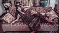 Dengan dress bermotif etnik, Gisel berhasil mencuri hati kalian kan guys? (Dok. Instagram/momophotography88)