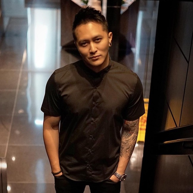 Demian memang bisa disebut pesulap tampan. Dia tidak memiliki imej seram yang kerap dibuat pesulap-pesulap lain. Penampilannya bersih, hanya tampak garang karena tato-tato di lengannya. Foto: dok. Instagram (Demian)