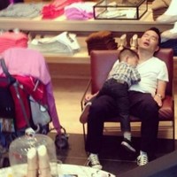 Atau pria ini yang kompak tidur bersama buah hatinya sementara sang istri sibuk belanja. Foto: Dok. Instagram Miserable Men