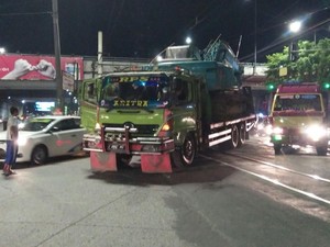 Muatan Truk Nyangkut di Kabel Listrik, Perjalanan KRL Terganggu