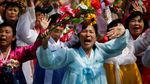 Ekspresi Warga Korut Saat Memuja Kim Jong Un