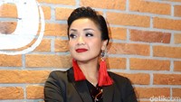 Ia tampak menawan dengan pulasan makeup serta lipstik merah menyala. Pool/Ismail/detikFoto.