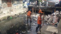 Mulai pukul 08.00 WIB setiap hari, petugas membersihkan Kali Jati Bunder. Peralatan yang digunakan mulai dari sepatu boot, kayu, hingga garpu sampah. (Foto: Dok. UPK Badan Air Dinas Lingkungan Hidup Jakpus)
