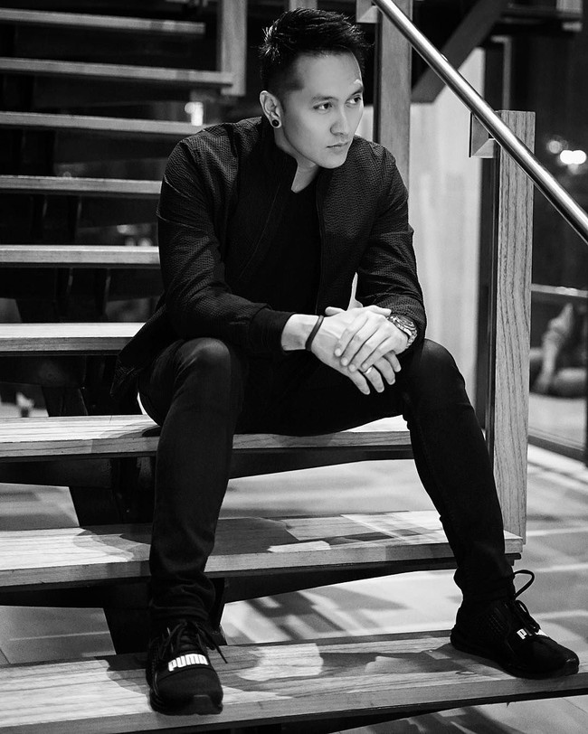 Pria 37 tahun itu memang memiliki wajah yang rupawan. Tak heran sebelum menjadi pesulap profesional, Demian pernah mengikuti kontes Abang-None Jakarta dan meraih gelar sebagai Abang Persahabatan di tahun 2000 dan Abang Favorit 2002. Foto: dok. Instagram (Demian)