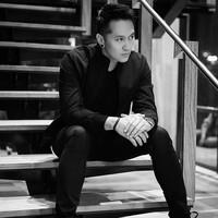 Pria 37 tahun itu memang memiliki wajah yang rupawan. Tak heran sebelum menjadi pesulap profesional, Demian pernah mengikuti kontes Abang-None Jakarta dan meraih gelar sebagai Abang Persahabatan di tahun 2000 dan Abang Favorit 2002. Foto: dok. Instagram (Demian)