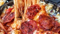 Pizza juga enak dipadu makaroni dan keju. Hidangan satu ini khusus untuk para pecinta pepperoni, dengan paduan saus tomat dan bumbu Italia, dengan keju yang melimpah. Foto: Istimewa
