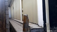 Benteng itu dibangun menggunakan batu bata yang dicampur dengan semen dan pasir yang disusun rapi.