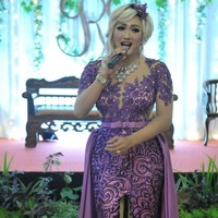 Boby Tince terkenal dengan penampilannya sebagai wanita. Boby layaknya wanita seutuhnya ketika sudah tampil dengan fulll makeup dan dress.  Foto: dok. Instagram (Boby Tince)