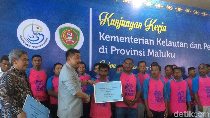 KKP Bagi-bagi 134 Kapal Ikan ke Nelayan di Maluku