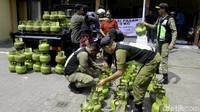 Antrean di Pekalongan terjadi seperti ini sejak sepakan lalu lamanya. Foto: Robby Bernardi/detikcom