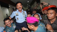 Hadi meraih bintang pada 2011 saat menjabat Direktur Operasi dan Latihan Basarnas (Dirops dan Lat Basarnas). Pada 2013, dia ditugaskan menjadi Kepala Dinas Penerangan TNI AU. Namanya pun kian dikenal oleh publik. (Lamhot Aritonang/detikcom)  