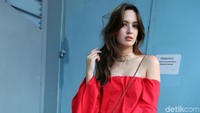 Ia tampil dengan Sabrina merah dan jeans di acara tersebut. Pool/Palevi S/detikFoto.