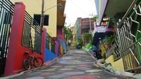 ak hanya dinding rumah, jalanan di kampung juga ikut dihias lukisan (Kurnia/detikTravel)