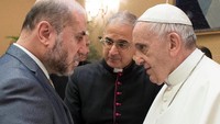 Pertemuan keduanya terjadi di saat polemik soal Yerusalem mengemuka. Namun tak diketahui apakah di antaranya keduanya juga dibahas hal tersebut atau tidak (Foto: Dok. Osservatore Romano/Handout via Reuters)