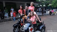 Nikita Mirzani, Amel Alvi dan Evi Masamba tampak dibonceng Evan Sanders saat ditemui di kawasan Cimanggis, Depok, Jawa Barat pada Selasa (5/12).