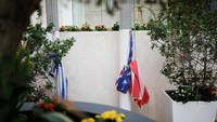 Sementara di Tel Aviv, tampak bendera AS dan Israel tampak diikatkan ke sebuah tiang (Foto: Dok. REUTERS/Amir Cohen)