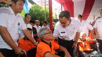 Anies menyapa penyandang disabilitas. Anies menyapa penyandang disabilitas.