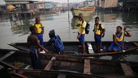 Tiap pagi, anak-anak ini akan berlayar menggunakan perahu untuk sampai di sekolah. (Akintunde Akinleye/Reuters)