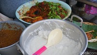 Ada pula pilihan bubur yang lembut untuk pengganti nasi sebagai pelengkap gudeg. Kalau Anda suka gudeg nasi atau bubur? (Foto: Lusiana Mustinda)