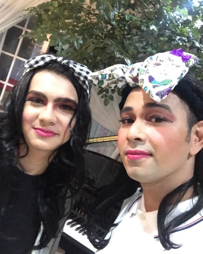 Satu lagi artis pria Indonesia yang bikin heboh karena bertransformasi jadi cewek. Dia adalah Raffi Ahmad. Dalam rangka lucu-lucuan, Raffi dandan seperti wanita lengkap pakai bando. Ia tak sendiri, kegilaannya itu dilakukan bersama Endy Erfian, pemeran Toni di Pengabdi Setan.  Foto: dok. Instagram (Raffinagita1717)