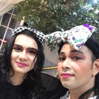 Satu lagi artis pria Indonesia yang bikin heboh karena bertransformasi jadi cewek. Dia adalah Raffi Ahmad. Dalam rangka lucu-lucuan, Raffi dandan seperti wanita lengkap pakai bando. Ia tak sendiri, kegilaannya itu dilakukan bersama Endy Erfian, pemeran Toni di Pengabdi Setan.  Foto: dok. Instagram (Raffinagita1717)
