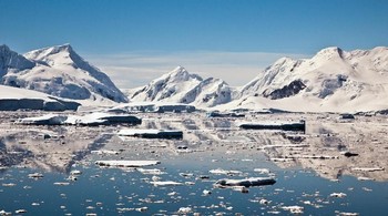 Antartika, bisa dibilang merupakan tempat pelarian terbaik sekaligus terburuk. Lokasinya yang berada di salah satu kutub Bumi menjadikannya lokasi untuk berlindung yang baik. Namun, statusnya sebagai daerah yang paling dingin, berangin, dan kering di dunia membuat usaha penyelamatan diri tersebut akan menemui babak baru yang lebih menantang. (Foto: Internet)