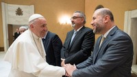 Keduanya terlibat obrolan dan sesekali saling melempar senyum (Foto: Dok. Osservatore Romano/Handout via Reuters)