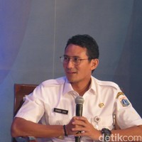 Selain bibir, wajah pun tak luput dari ritual perawatannya. Gemar produk perawatan kulit Korea, putra Pakar Etika Mien Uno itu mengaku kerap menggunakan masker tisu dari Korea.  Istri sering pakaikan masker dari Korea. Enak banget deh rasanya di wajah, saya bisa sampai ketiduran pakai itu, ujar Sandi. (Foto: Ardan Adhi Chandra/detikFinance)