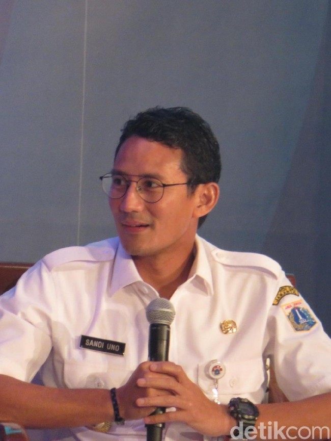 Selain bibir, wajah pun tak luput dari ritual perawatannya. Gemar produk perawatan kulit Korea, putra Pakar Etika Mien Uno itu mengaku kerap menggunakan masker tisu dari Korea.  Istri sering pakaikan masker dari Korea. Enak banget deh rasanya di wajah, saya bisa sampai ketiduran pakai itu, ujar Sandi. (Foto: Ardan Adhi Chandra/detikFinance)