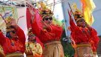 Para penyandang disabilitas menari untuk memeriahkan Peringatan Hari Disabilitas Internasional Tingkat Provinsi DKI Jakarta di Panti Sosial Bina Grahita Belaian Kasih, Kalideres, Jakarta Barat, Rabu (6/12/2017).