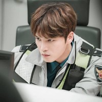 Kim Jae Jong terlihat memesona saat sedang berperan sebagai petugas kepolisian di serial drama bertajuk Manhole. Foto: Istimewa