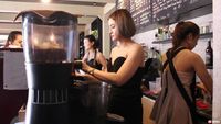 Viral Foto Kedai Kopi Yang Ramai Pengunjung Pria Karena Pegawainya