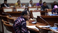 Arief Hidayat mendengarkan pertanyaan-pertanyaan anggota Komisi III DPR.