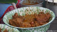 Ayam kampung diracik dengan bumbu mlekoh yang agak kering sehingga memiliki tekstur yang empuk dan gurih manis. Enak disandingkan dengan nasi atau bubur. (Foto: Lusiana Mustinda)