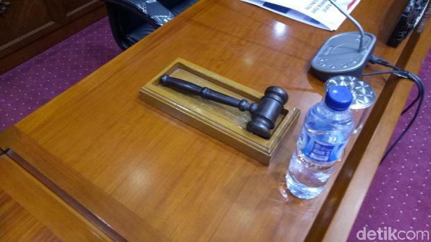 Sebuah palu disiapkan di meja pimpinan Komisi I DPR