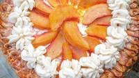 Diperlukan kesabaran untuk membuatnya dengan sempurna. Kreasinya yang satu ini adalah pie peaches dan krim. Foto: Rochelle Javier