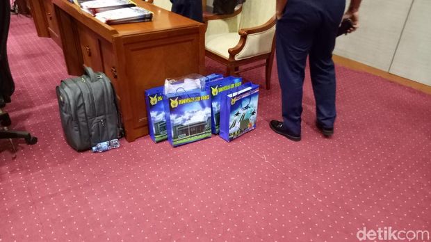 Buku-buku uji kepatutan dan kelayakan Marsekal Hadi