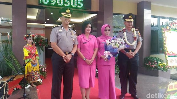 Kombes Iwan Kurniawan (kiri) bersama Kombes Mardiaz Kusin (kanan) di halaman Mapolres Jaksel