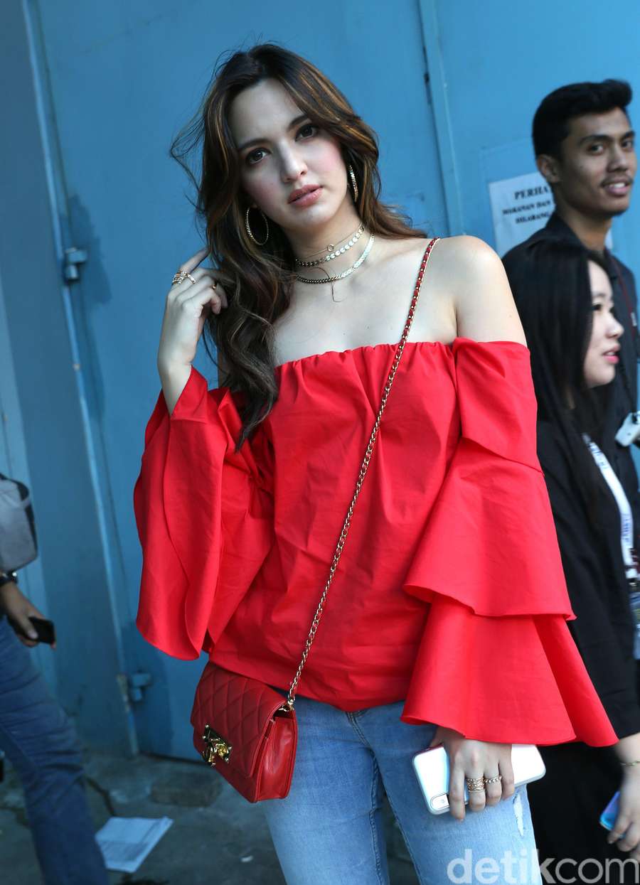 Mulus! Nia Ramadhani Pamer Bahu Indahnya