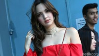 Ibu tiga anak itu tampak seksi kala menunjukan bahu mulusnya itu. Pool/Palevi S/detikFoto.