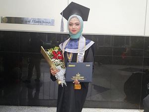 Foto Viral Hijabers Pakai Toga & Bawa Ijazah ke Makam Ibunya Bikin Terenyuh