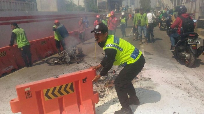 Motor Hangus Terbakar di Jl MT Haryono Arah Pancoran