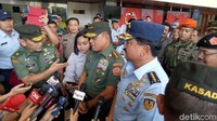 Ini suasana saat Marsekal Hadi tiba di DPR dengan diantar Panglima TNI, Jenderal Gatot Nurmantyo. Diwawancara wartawan, Marsekal Hadi saat itu memohon doa restu (Foto: Gibran Maulana Ibrahim/detikcom)
